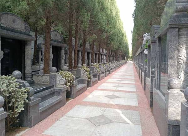 在西安漢皇樹葬墓園選擇壁葬服務時，家屬應考慮哪些因素來確保為逝者提供一個體面的安息之地？