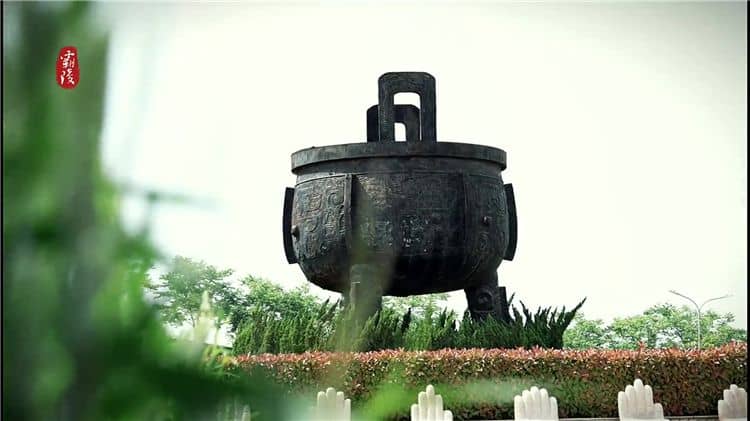 霸陵陵園中的草坪園提供了哪些葬式,并簡(jiǎn)述其理念?
