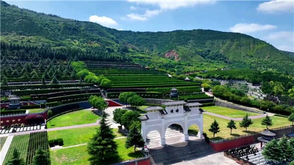 西安霸陵墓園期限,在公墓等到美的花開時(shí)