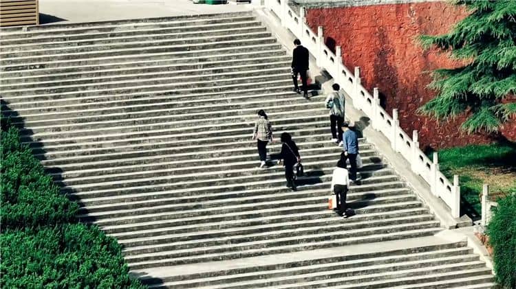 西安霸陵墓園新區(qū)是否設(shè)有專門的停車場(chǎng)？