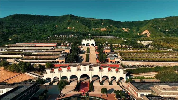 西安霸陵墓園中的墓型價格是否受到墓型規格、位置和材質等因素的影響？