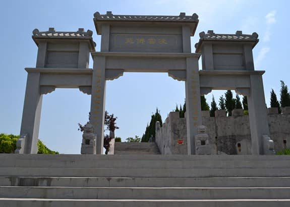 高橋墓園生態藝術園區位于哪里，它主要提供哪些服務？