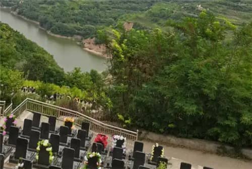 西安高橋墓園的園區地址在哪里？如果我從外地前來，應該如何選擇合適的交通方式？