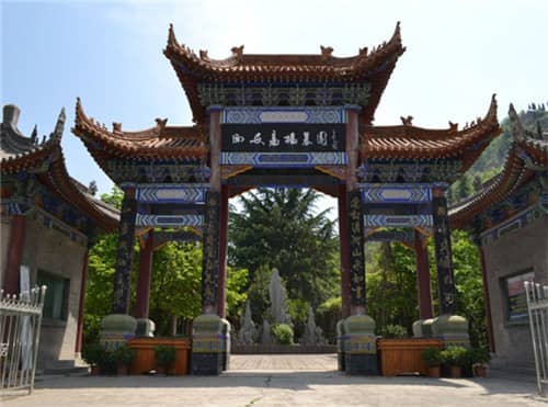 在選擇墓地時,高橋墓園提供了多種葬式供家庭選擇