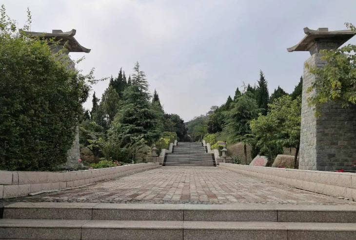 西安臥龍山福園是由哪家公司投資開發(fā)的？